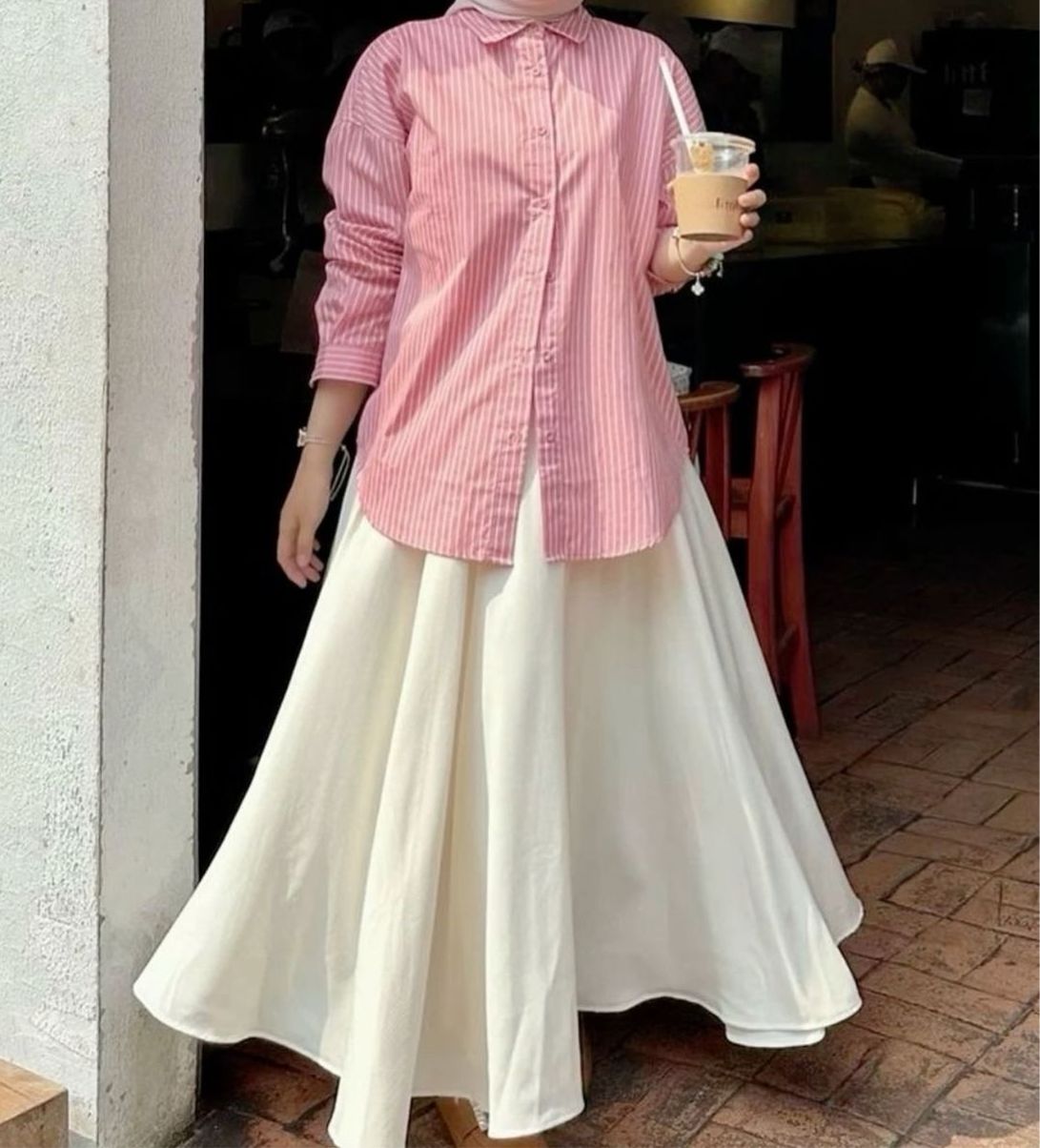 Minimalisme “The Row Aesthetic”: Kemeja Oversized dan Rok Wol