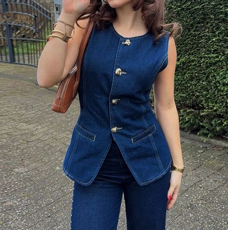 EKSKLUSIF MODE: Kebangkitan “Denim Suit” — Vest dan Celana Jeans dalam Siluet Aesthetic Elegan